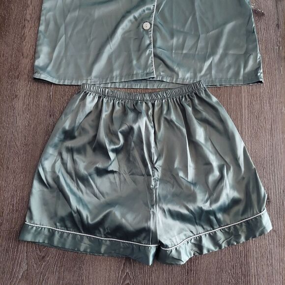 Womens Green Satin Pajamas Set, Silk Like Short Sleeve Top and Shorts - Large - Picture 2 of 5